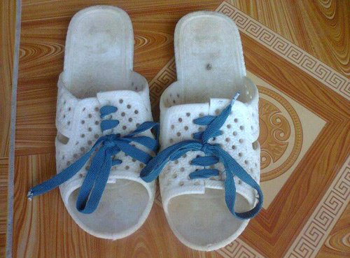 Cười té ghế phiên bản dép tổ ong ‘huyền thoại’
