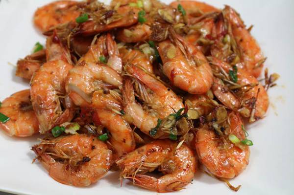 Ra tay làm tôm xào sả ớt thơm lừng lại cay tê lưỡi, cả nhà khen ngon ...